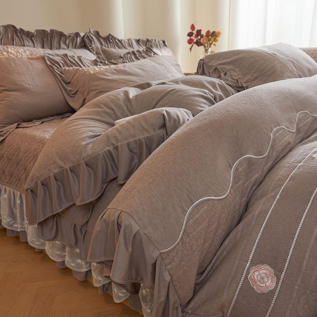 91家纺网 家纺一手货源 找家纺 宜凡家纺 2025新款A类棉绒刺绣花夹棉床盖四件套--梦回罗马 梦回罗马 烟灰