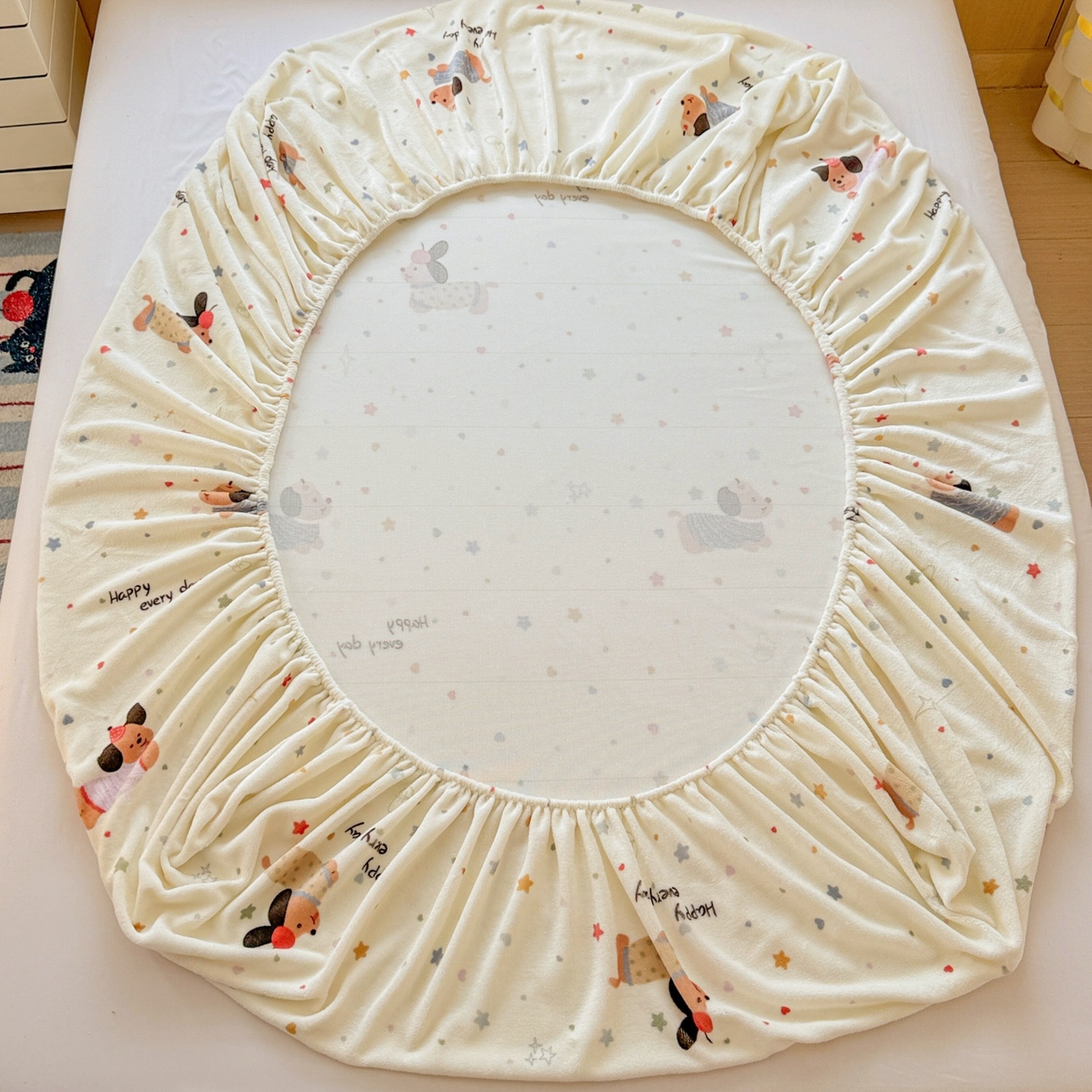 91家纺网 家纺一手货源 找家纺 名兮家居 2025新款高克重印花牛奶绒单床笠床笠单件 星星狗