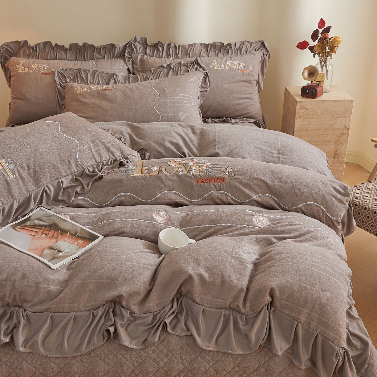 91家纺网 家纺一手货源 找家纺 宜凡家纺 2025新款A类棉绒刺绣花夹棉床盖四件套--梦回罗马 梦回罗马 烟灰