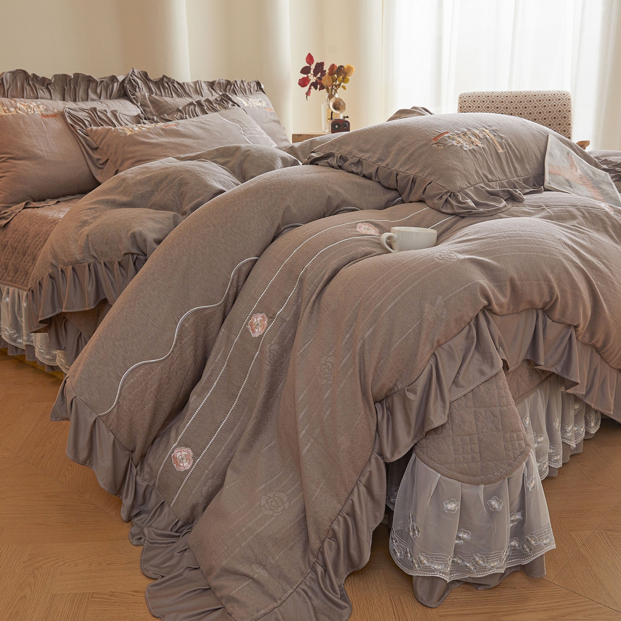 91家纺网 家纺一手货源 找家纺 宜凡家纺 2025新款A类棉绒刺绣花夹棉床盖四件套--梦回罗马 梦回罗马 烟灰