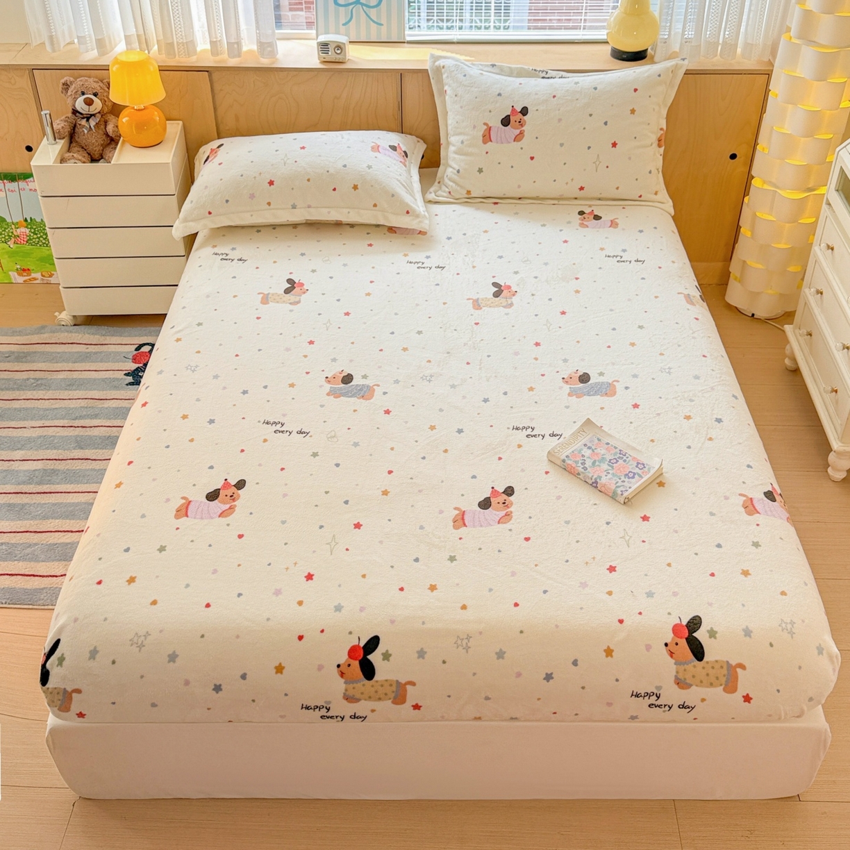 91家纺网 家纺一手货源 找家纺 名兮家居 2025新款高克重印花牛奶绒单床笠床笠单件 星星狗