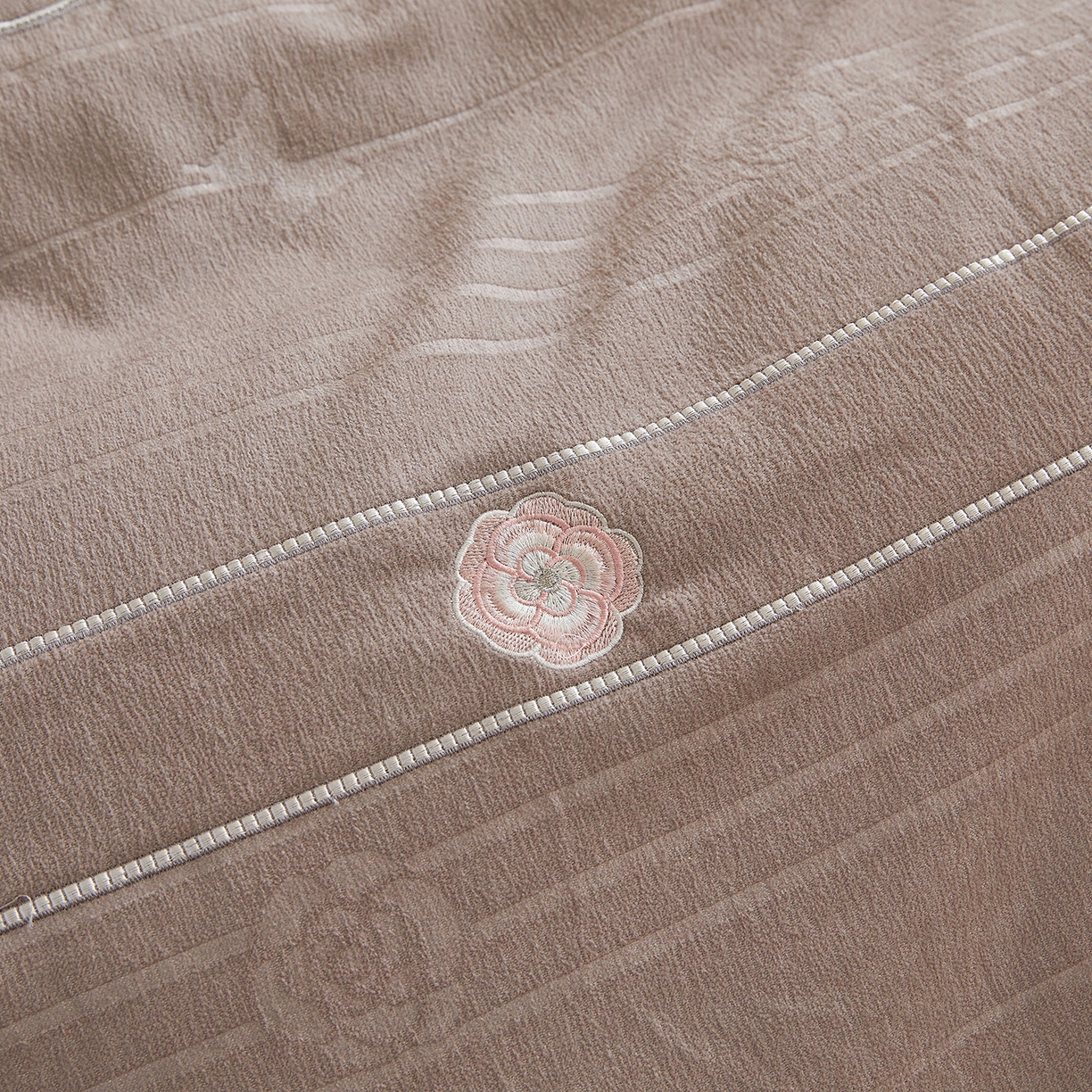 91家纺网 家纺一手货源 找家纺 宜凡家纺 2025新款A类棉绒刺绣花夹棉床盖四件套--梦回罗马 梦回罗马 烟灰