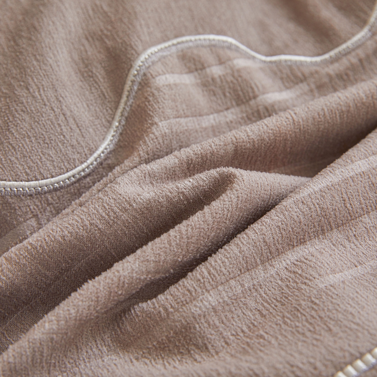 91家纺网 家纺一手货源 找家纺 宜凡家纺 2025新款A类棉绒刺绣花夹棉床盖四件套--梦回罗马 梦回罗马 烟灰