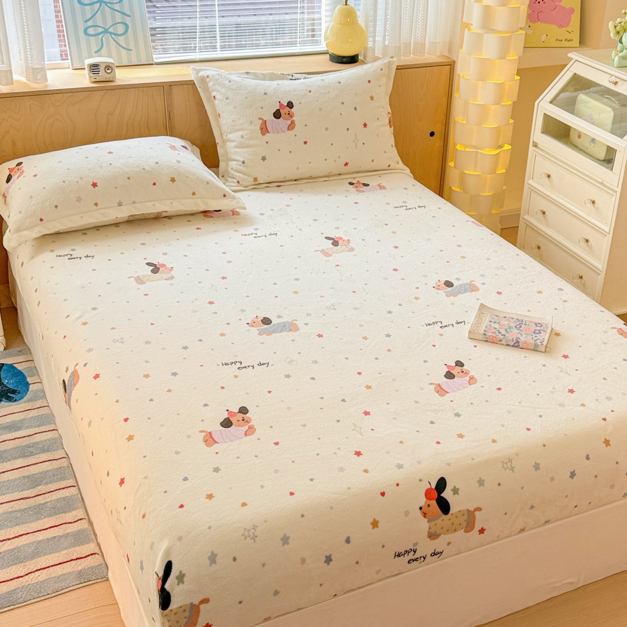 91家纺网 家纺一手货源 找家纺 名兮家居 2025新款高克重印花牛奶绒单床笠床笠单件 星星狗