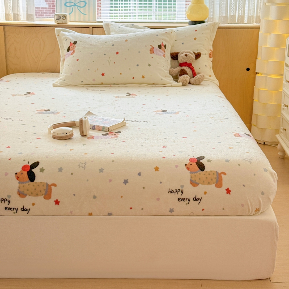 91家纺网 家纺一手货源 找家纺 名兮家居 2025新款高克重印花牛奶绒单床笠床笠单件 星星狗