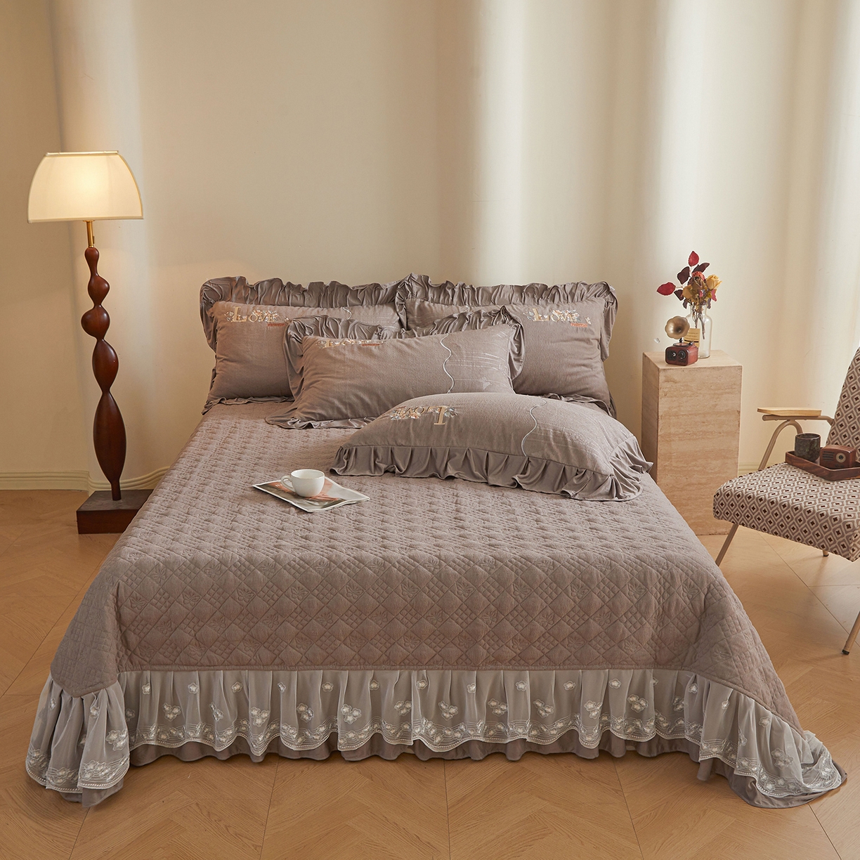 91家纺网 家纺一手货源 找家纺 宜凡家纺 2025新款A类棉绒刺绣花夹棉床盖四件套--梦回罗马 梦回罗马 烟灰