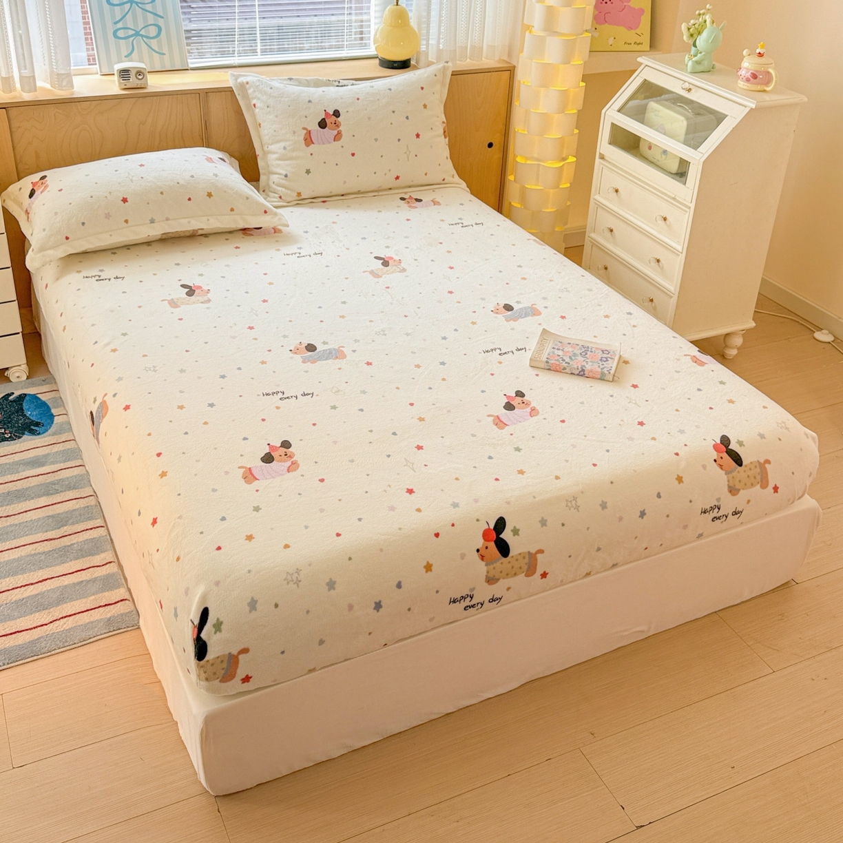 91家纺网 家纺一手货源 找家纺 名兮家居 2025新款高克重印花牛奶绒单床笠床笠单件 星星狗