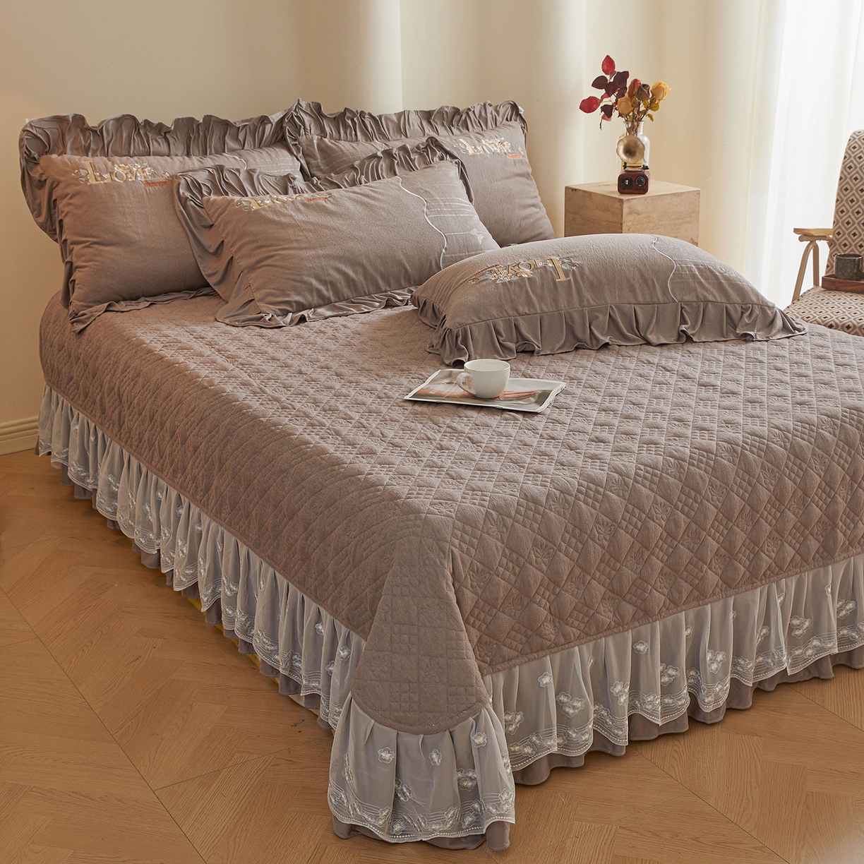 91家纺网 家纺一手货源 找家纺 宜凡家纺 2025新款A类棉绒刺绣花夹棉床盖四件套--梦回罗马 梦回罗马 烟灰