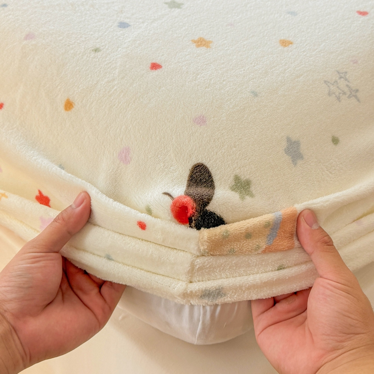 91家纺网 家纺一手货源 找家纺 名兮家居 2025新款高克重印花牛奶绒单床笠床笠单件 星星狗