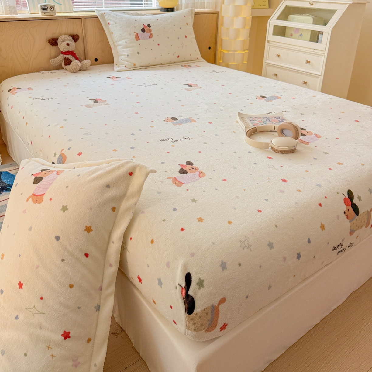 91家纺网 家纺一手货源 找家纺 名兮家居 2025新款高克重印花牛奶绒单床笠床笠单件 星星狗