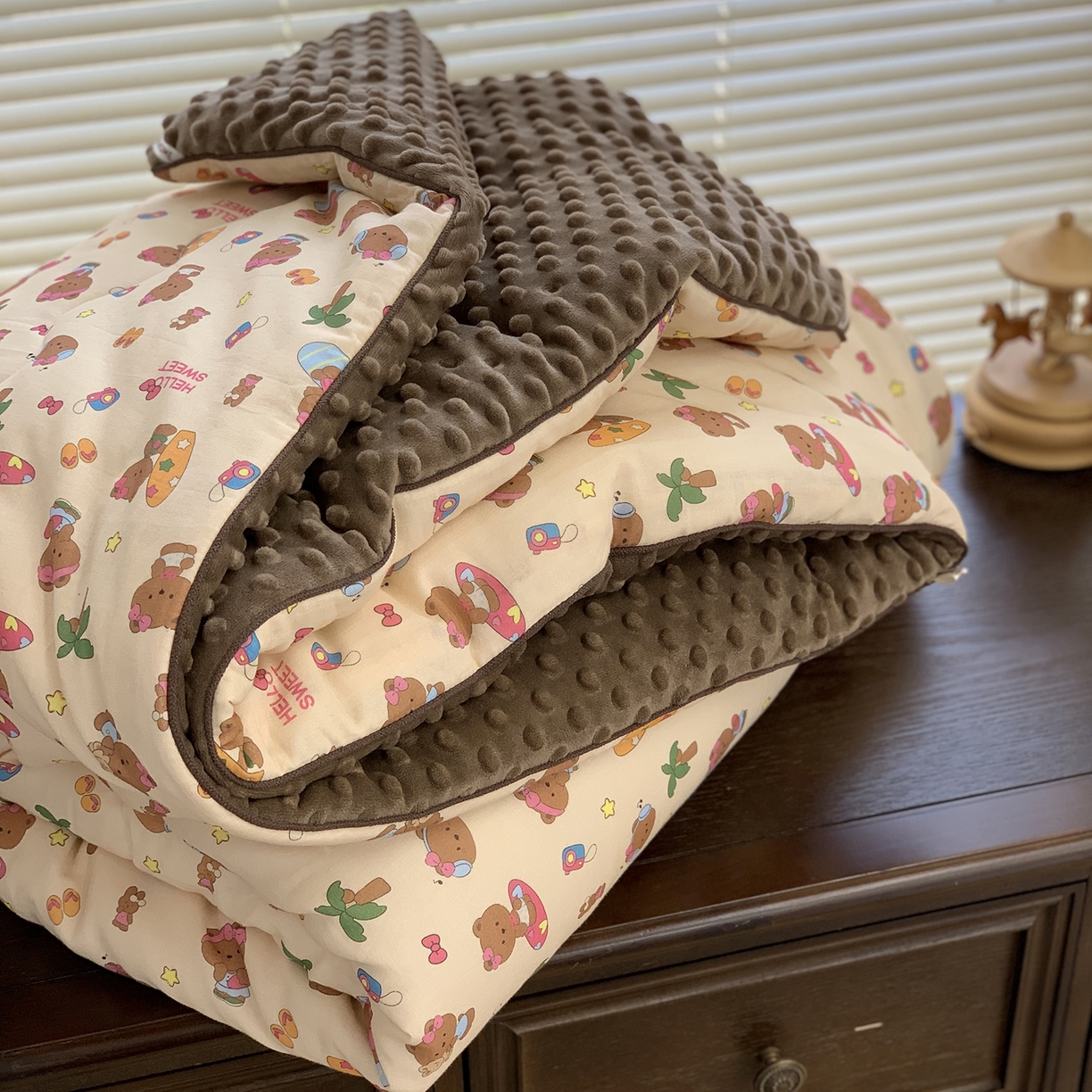 91家纺网 家纺一手货源 找家纺 源启生活 2025新款全棉双层纱豆豆被被子被芯 coco熊