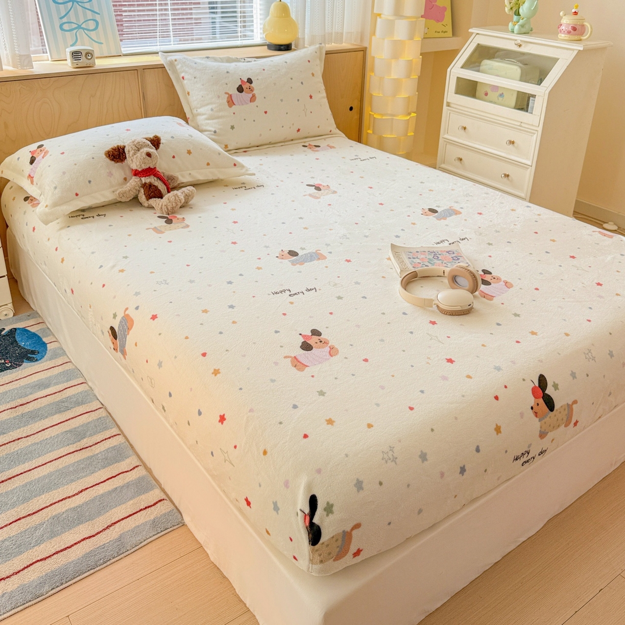 91家纺网 家纺一手货源 找家纺 名兮家居 2025新款高克重印花牛奶绒单床笠床笠单件 星星狗