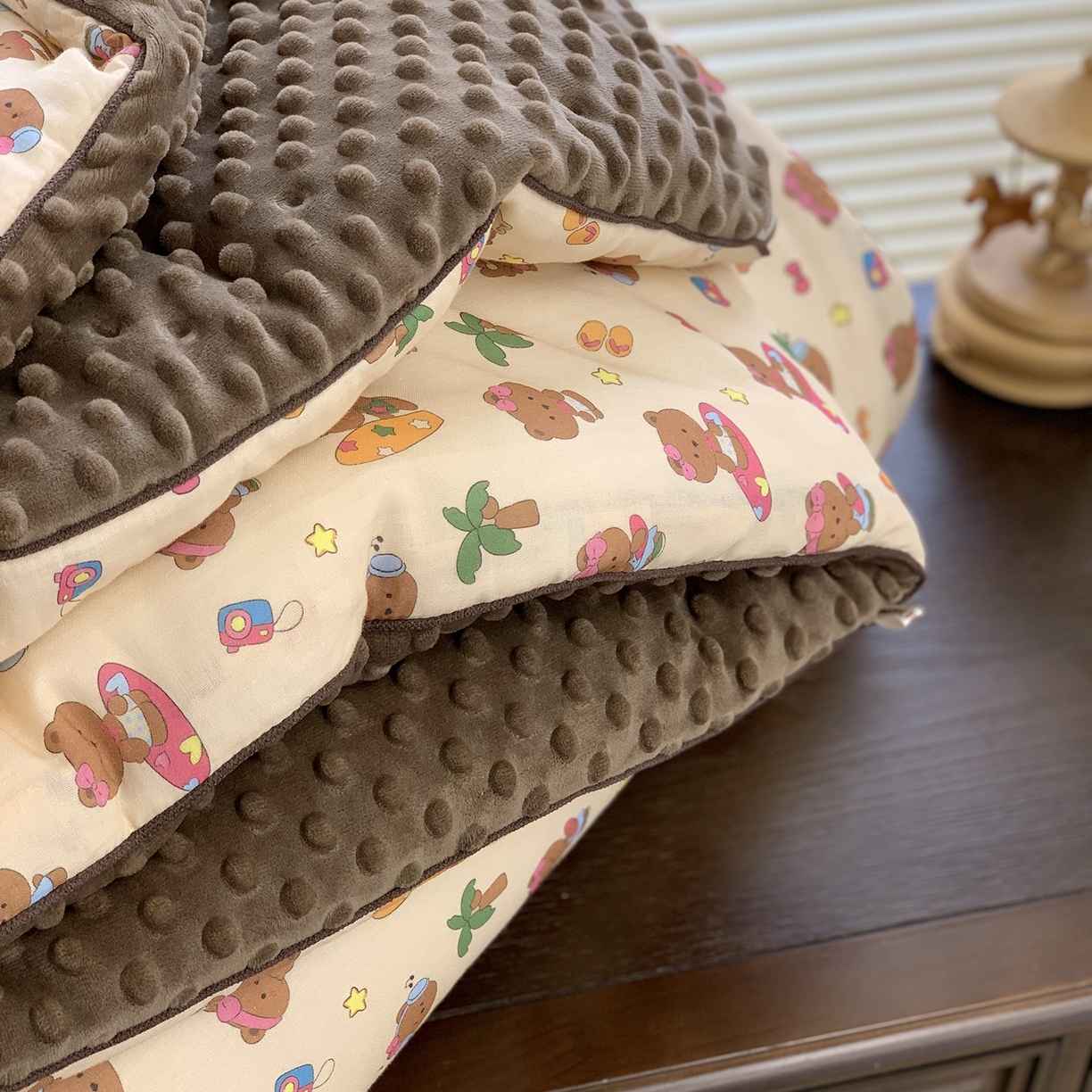 91家纺网 家纺一手货源 找家纺 源启生活 2025新款全棉双层纱豆豆被被子被芯 coco熊