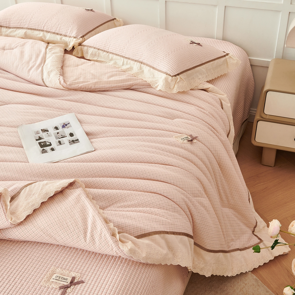 91家纺网 家纺一手货源 找家纺 优希家纺 2025新款米娅千金多功能春秋被四件套 粉色