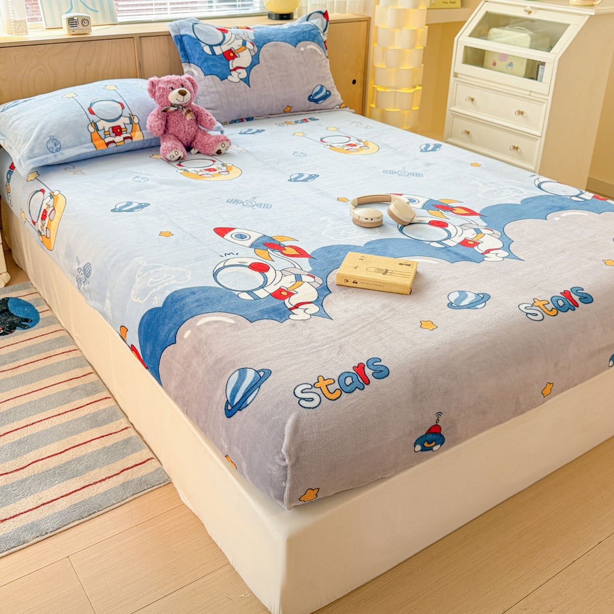 91家纺网 家纺一手货源 找家纺 名兮家居 2025新款高克重印花牛奶绒单床笠床笠单件 宇航员