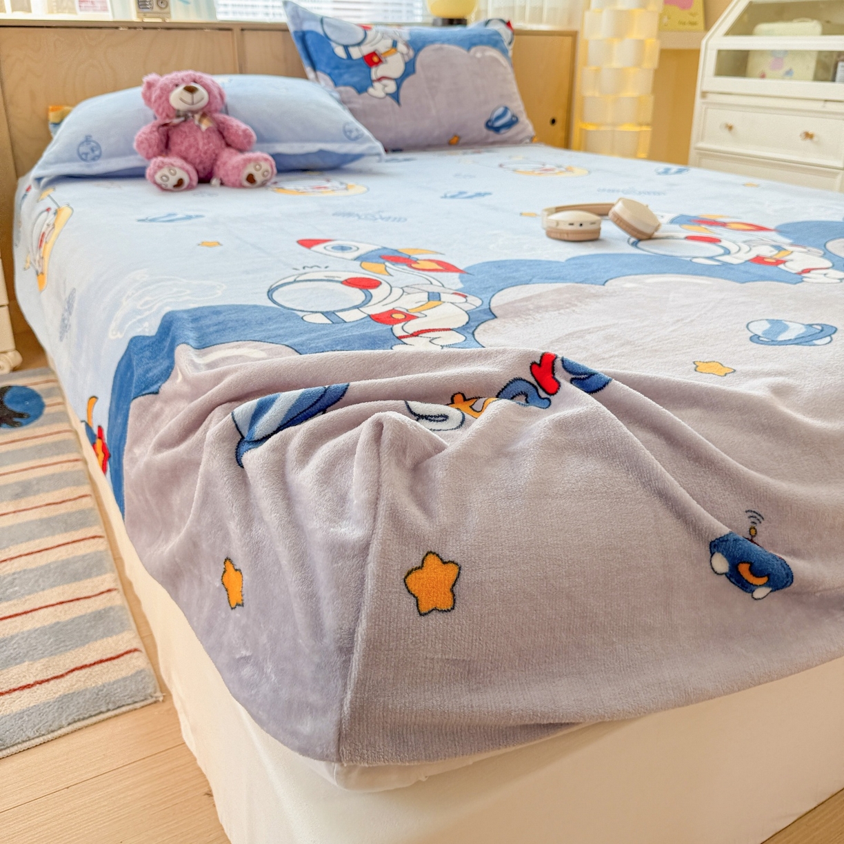 91家纺网 家纺一手货源 找家纺 名兮家居 2025新款高克重印花牛奶绒单床笠床笠单件 宇航员