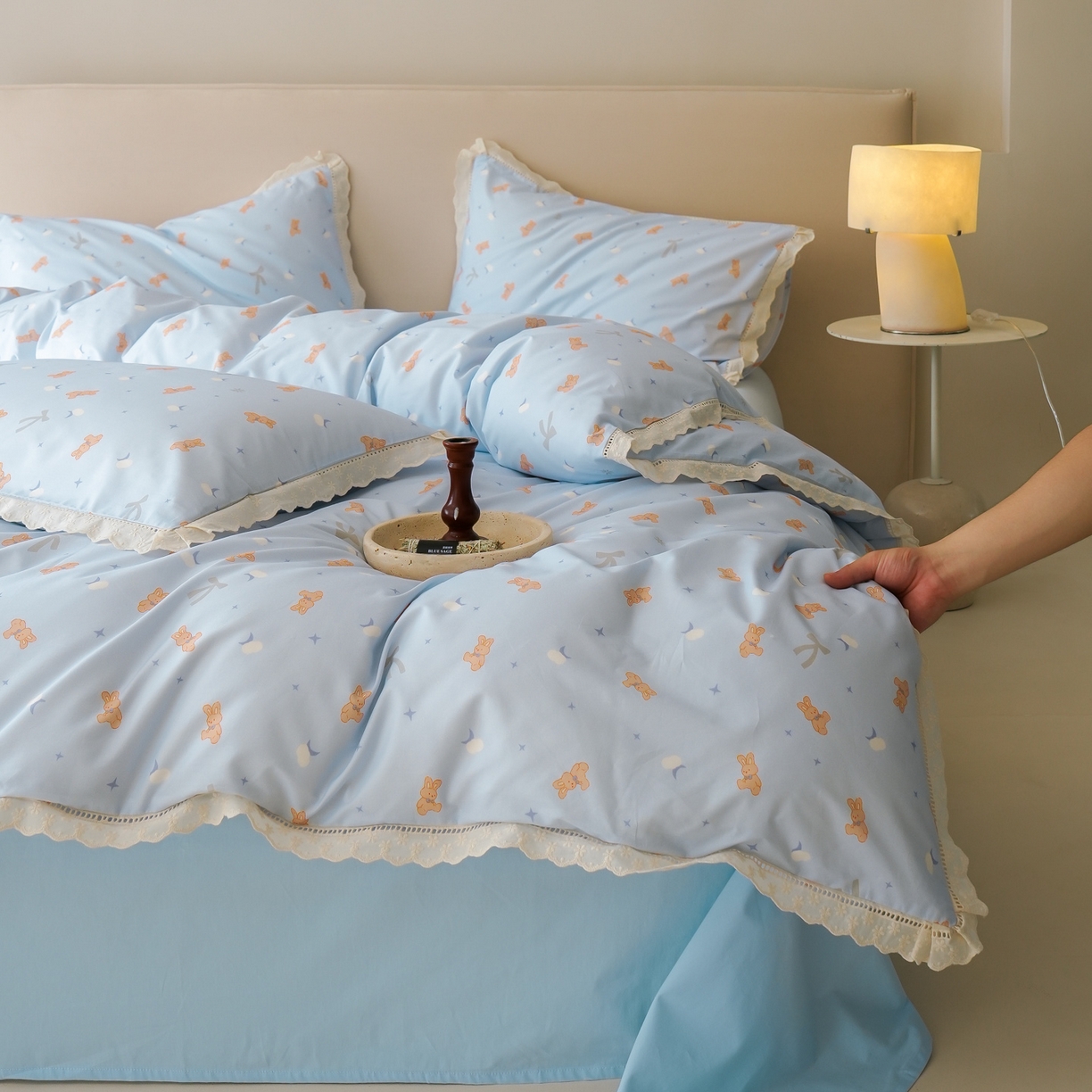 91家纺网 家纺一手货源 找家纺 （总）洺兰家居 2025年小清新全棉13372镂空花边小碎花ins风水洗棉四件套