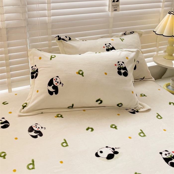 91家纺网 家纺一手货源 找家纺 名兮家居 2025新款高克重印花牛奶绒单床笠床笠单件 字母熊猫