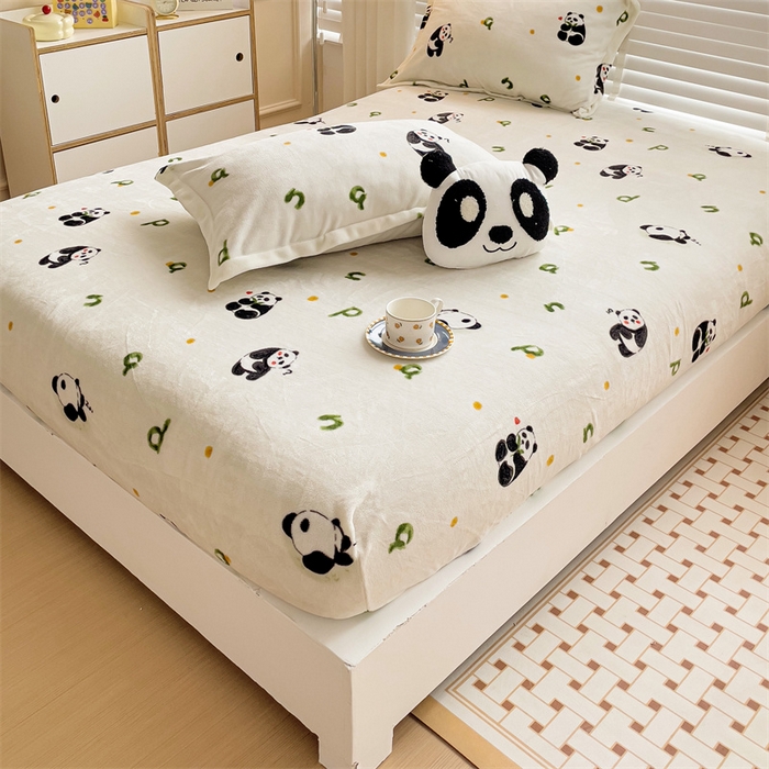 91家纺网 家纺一手货源 找家纺 名兮家居 2025新款高克重印花牛奶绒单床笠床笠单件 字母熊猫