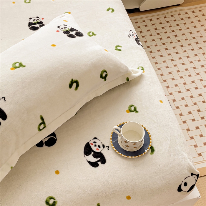 91家纺网 家纺一手货源 找家纺 名兮家居 2025新款高克重印花牛奶绒单床笠床笠单件 字母熊猫