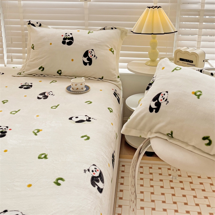 91家纺网 家纺一手货源 找家纺 名兮家居 2025新款高克重印花牛奶绒单床笠床笠单件 字母熊猫