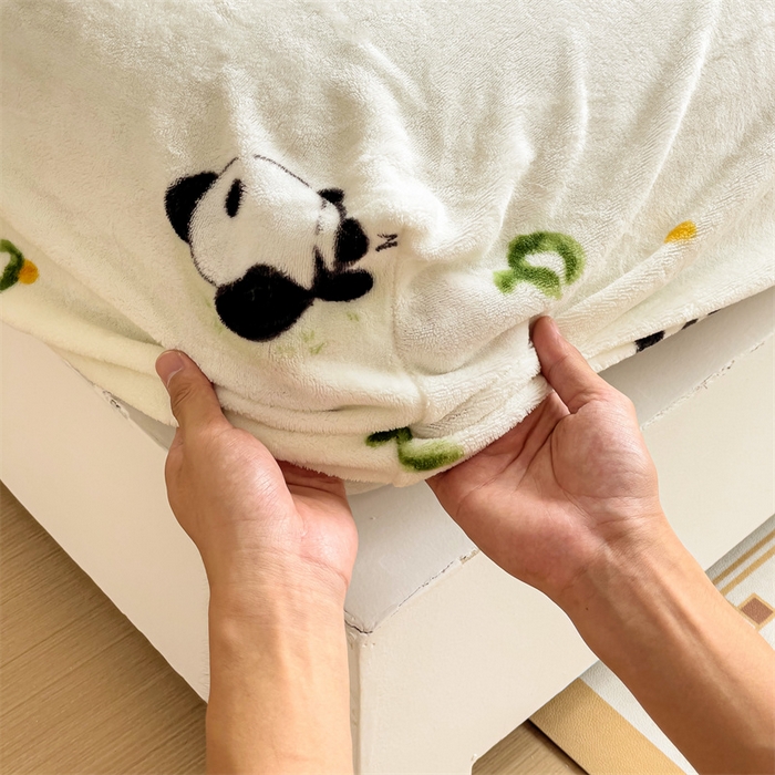 91家纺网 家纺一手货源 找家纺 名兮家居 2025新款高克重印花牛奶绒单床笠床笠单件 字母熊猫