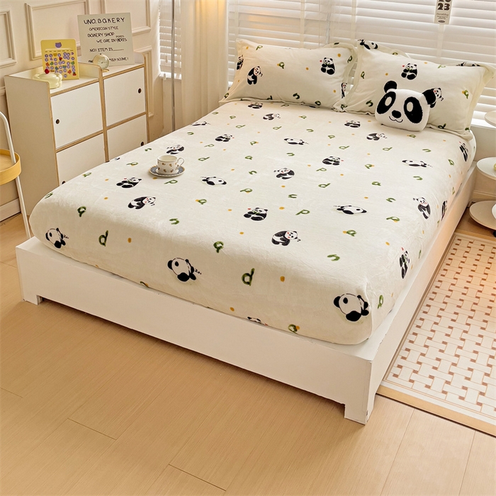 91家纺网 家纺一手货源 找家纺 名兮家居 2025新款高克重印花牛奶绒单床笠床笠单件 字母熊猫