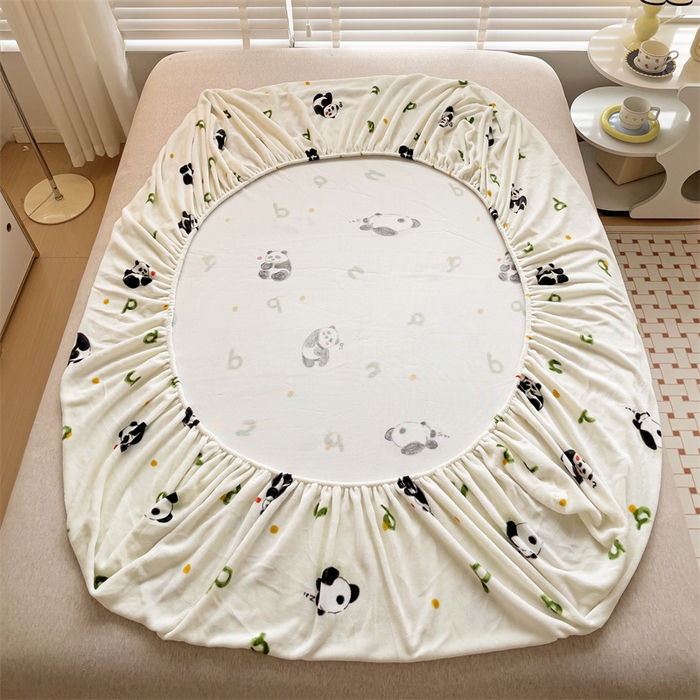 91家纺网 家纺一手货源 找家纺 名兮家居 2025新款高克重印花牛奶绒单床笠床笠单件 字母熊猫