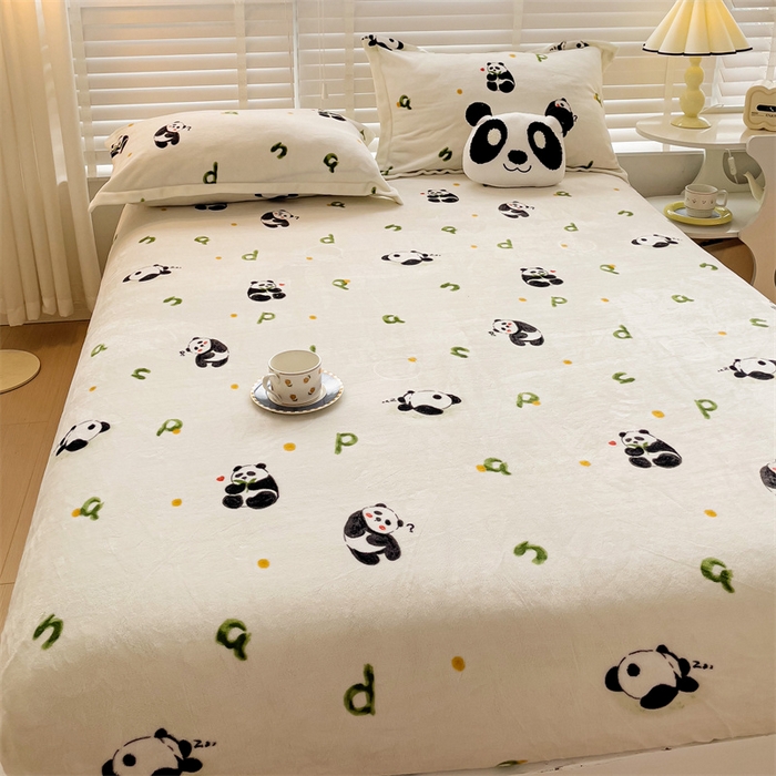 91家纺网 家纺一手货源 找家纺 名兮家居 2025新款高克重印花牛奶绒单床笠床笠单件 字母熊猫