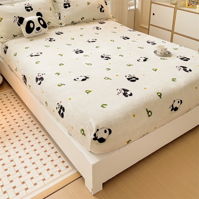 91家纺网 家纺一手货源 找家纺 名兮家居 2025新款高克重印花牛奶绒单床笠床笠单件 字母熊猫