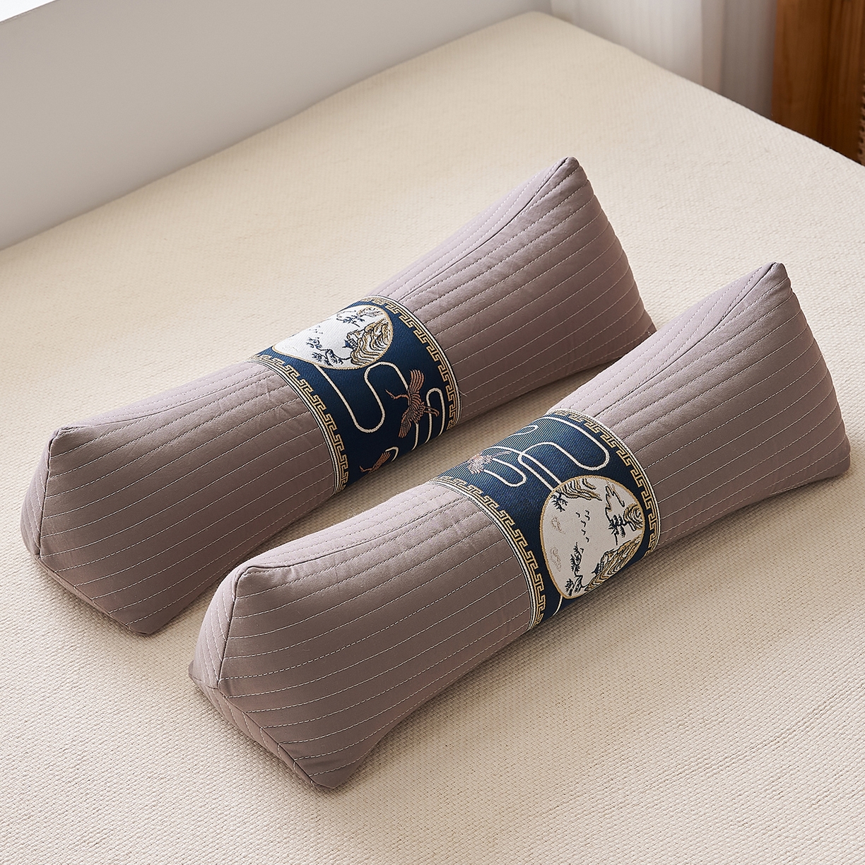 91家纺网 家纺一手货源 找家纺 乐可 2025新款砂洗三角枕 砂洗三角枕;灰