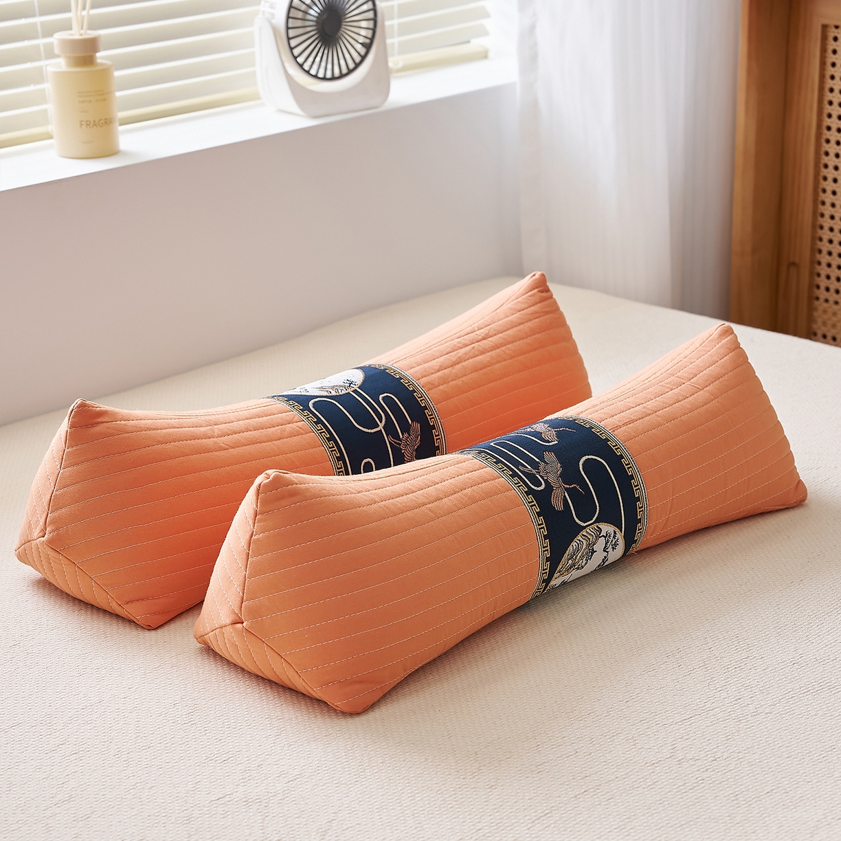 91家纺网 家纺一手货源 找家纺 乐可 2025新款砂洗三角枕 砂洗三角枕;桔