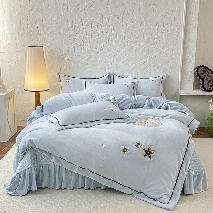 91家纺网 家纺一手货源 找家纺 （总）金绣美居 2025新款加厚牛奶绒韩版床盖款绣花手工花保暖四件套-花弄影