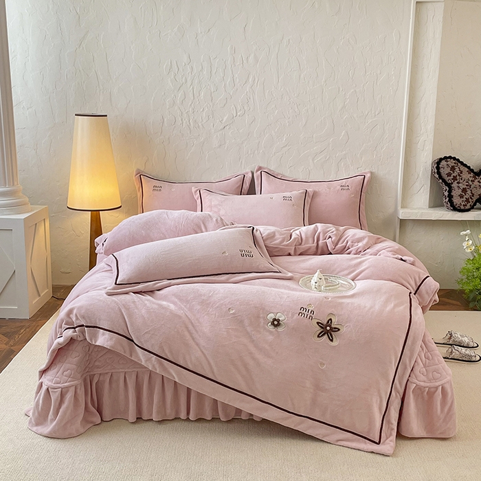 91家纺网 家纺一手货源 找家纺 （总）金绣美居 2025新款加厚牛奶绒韩版床盖款绣花手工花保暖四件套-花弄影