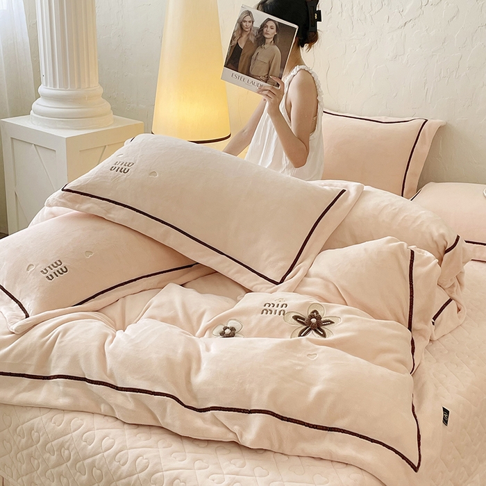 91家纺网 家纺一手货源 找家纺 （总）金绣美居 2025新款加厚牛奶绒韩版床盖款绣花手工花保暖四件套-花弄影