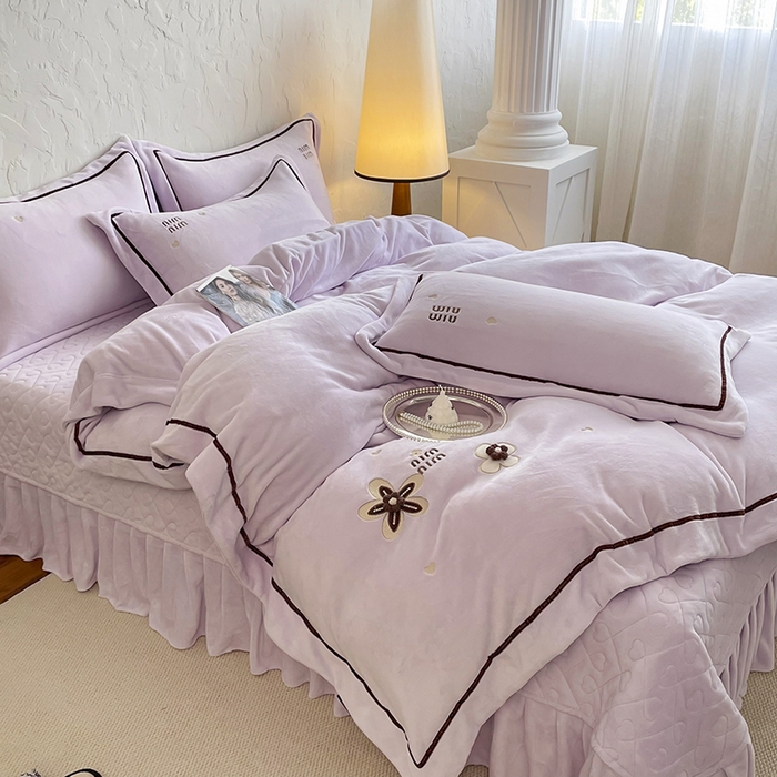 91家纺网 家纺一手货源 找家纺 金绣美居 2025新款加厚牛奶绒韩版床盖款绣花手工花保暖四件套-花弄影 花弄影-新媚紫