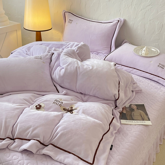 91家纺网 家纺一手货源 找家纺 金绣美居 2025新款加厚牛奶绒韩版床盖款绣花手工花保暖四件套-花弄影 花弄影-新媚紫