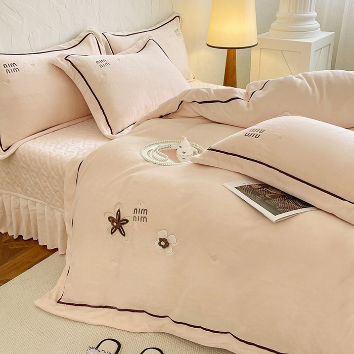 91家纺网 家纺一手货源 找家纺 （总）金绣美居 2025新款加厚牛奶绒韩版床盖款绣花手工花保暖四件套-花弄影