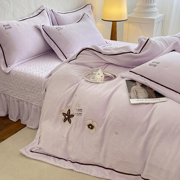 91家纺网 家纺一手货源 找家纺 金绣美居 2025新款加厚牛奶绒韩版床盖款绣花手工花保暖四件套-花弄影 花弄影-新媚紫