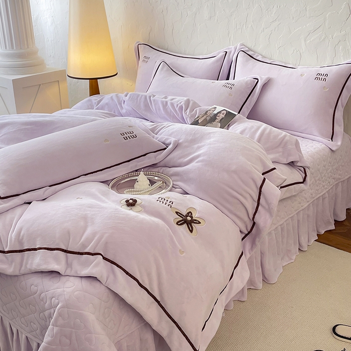 91家纺网 家纺一手货源 找家纺 金绣美居 2025新款加厚牛奶绒韩版床盖款绣花手工花保暖四件套-花弄影 花弄影-新媚紫