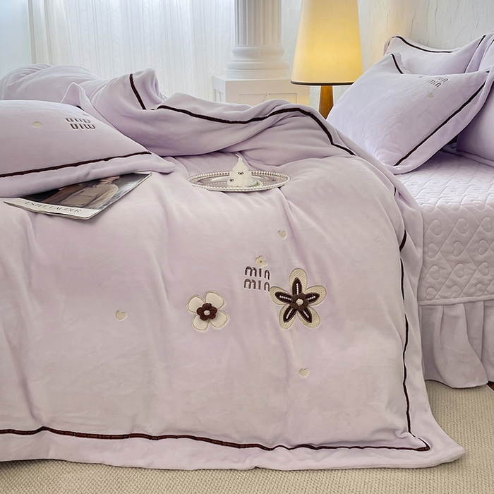 91家纺网 家纺一手货源 找家纺 金绣美居 2025新款加厚牛奶绒韩版床盖款绣花手工花保暖四件套-花弄影 花弄影-新媚紫