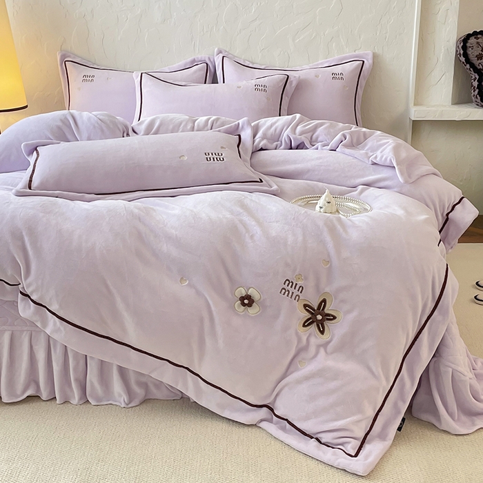 91家纺网 家纺一手货源 找家纺 金绣美居 2025新款加厚牛奶绒韩版床盖款绣花手工花保暖四件套-花弄影 花弄影-新媚紫