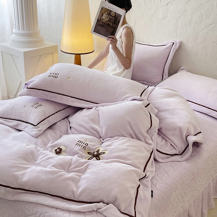 91家纺网 家纺一手货源 找家纺 金绣美居 2025新款加厚牛奶绒韩版床盖款绣花手工花保暖四件套-花弄影 花弄影-新媚紫