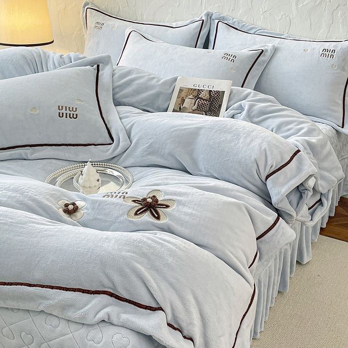 91家纺网 家纺一手货源 找家纺 金绣美居 2025新款加厚牛奶绒韩版床盖款绣花手工花保暖四件套-花弄影 花弄影-浅湖蓝