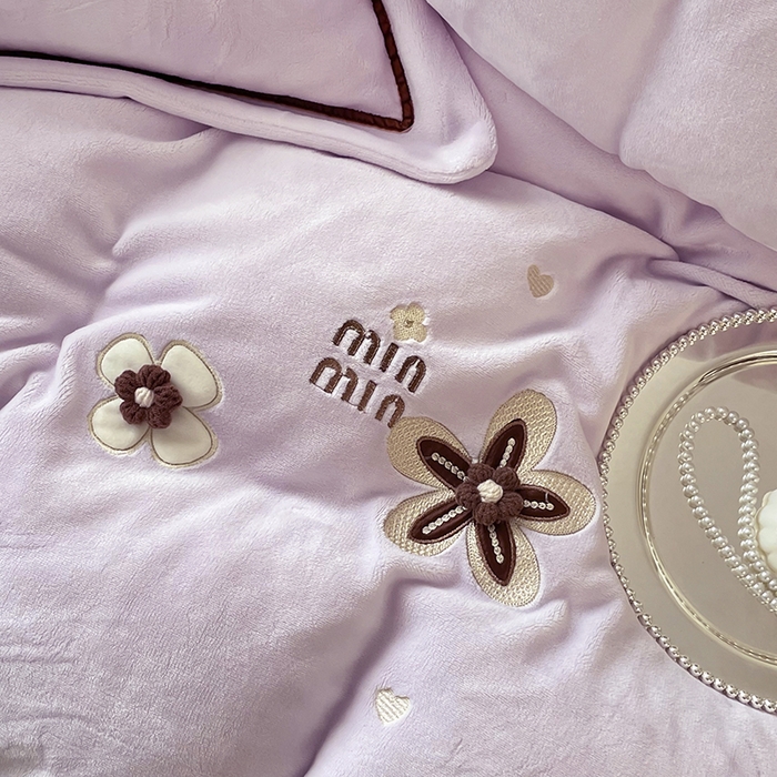 91家纺网 家纺一手货源 找家纺 金绣美居 2025新款加厚牛奶绒韩版床盖款绣花手工花保暖四件套-花弄影 花弄影-新媚紫