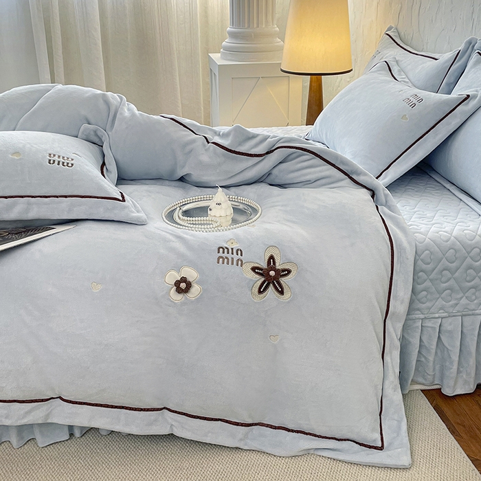 91家纺网 家纺一手货源 找家纺 金绣美居 2025新款加厚牛奶绒韩版床盖款绣花手工花保暖四件套-花弄影 花弄影-浅湖蓝