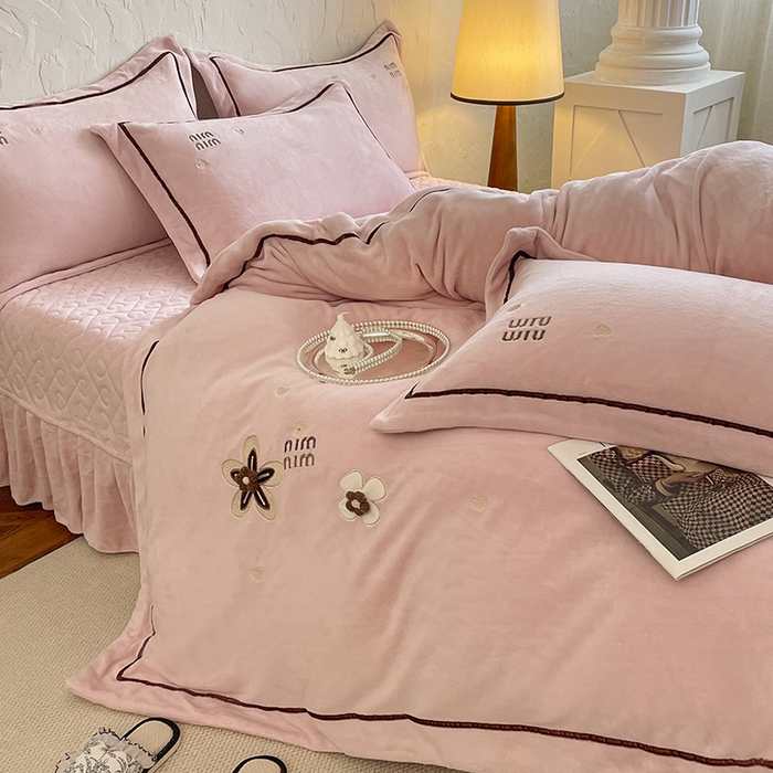 91家纺网 家纺一手货源 找家纺 金绣美居 2025新款加厚牛奶绒韩版床盖款绣花手工花保暖四件套-花弄影 花弄影-牛奶粉