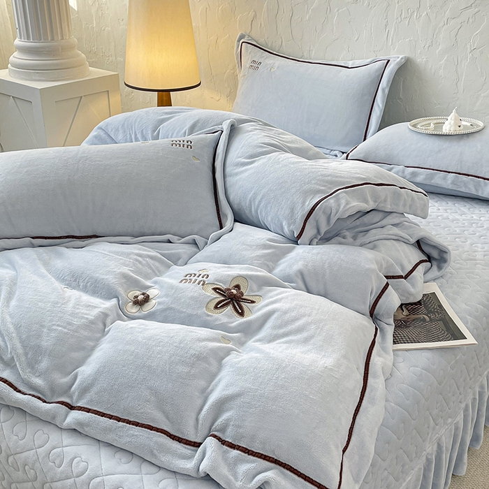 91家纺网 家纺一手货源 找家纺 金绣美居 2025新款加厚牛奶绒韩版床盖款绣花手工花保暖四件套-花弄影 花弄影-浅湖蓝