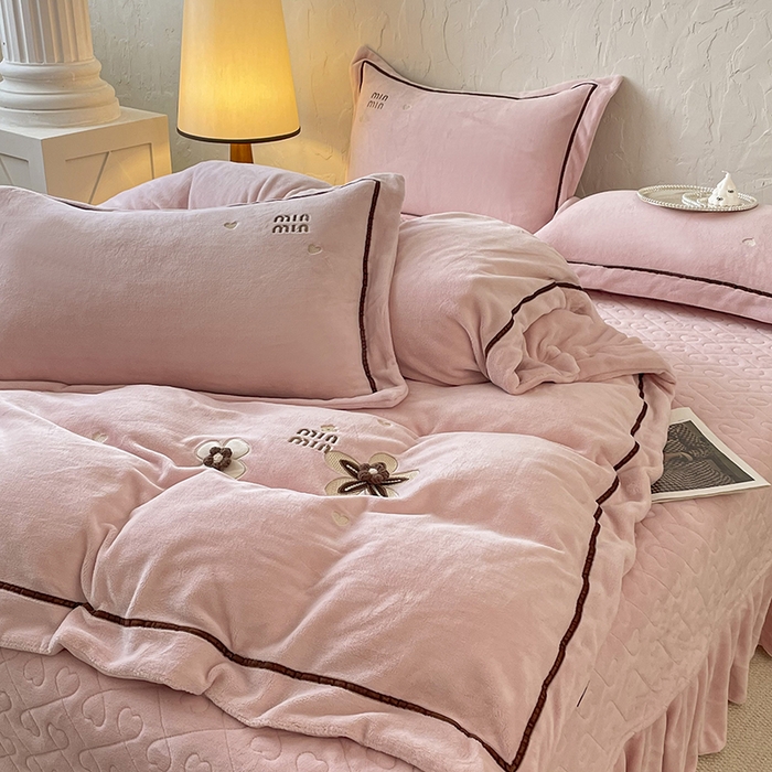 91家纺网 家纺一手货源 找家纺 金绣美居 2025新款加厚牛奶绒韩版床盖款绣花手工花保暖四件套-花弄影 花弄影-牛奶粉