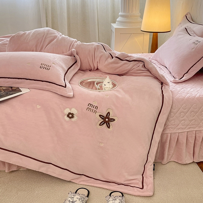 91家纺网 家纺一手货源 找家纺 金绣美居 2025新款加厚牛奶绒韩版床盖款绣花手工花保暖四件套-花弄影 花弄影-牛奶粉